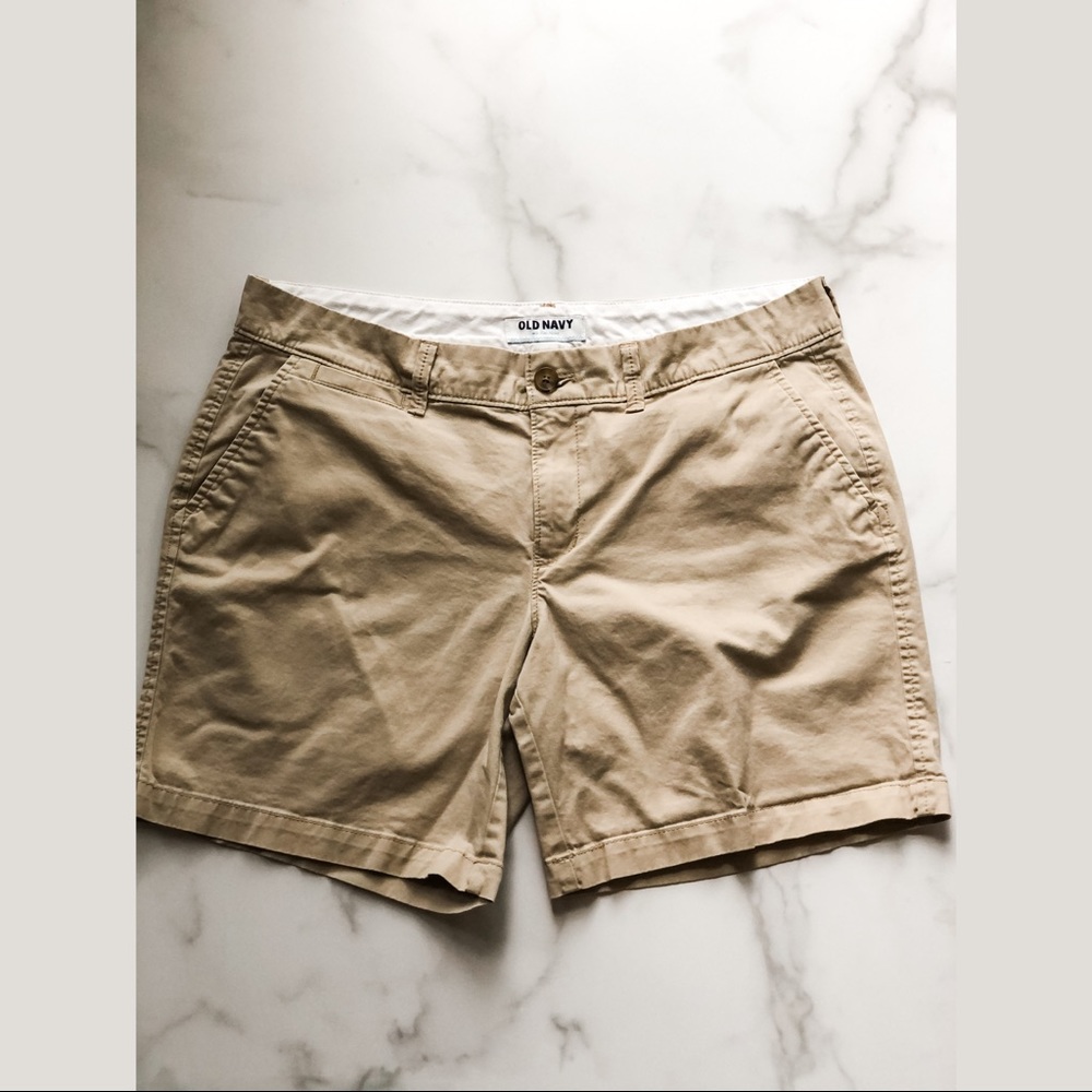 EUC Old Navy women’s khaki shorts size 10 6.75” in